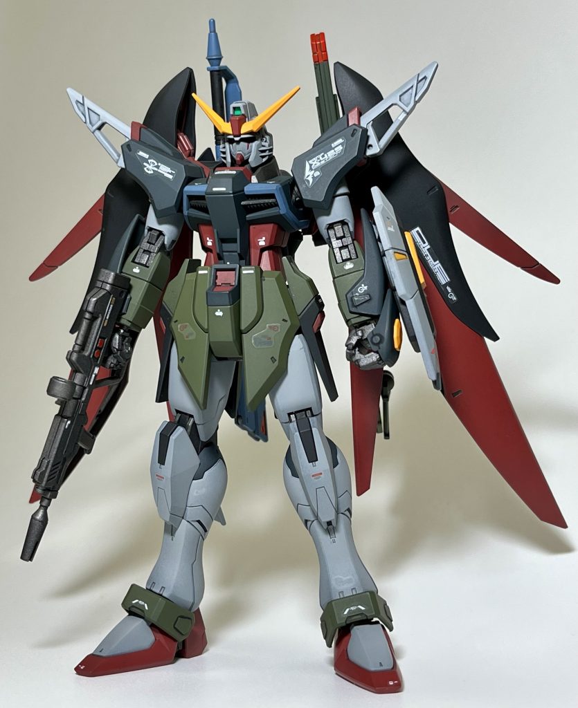 腰周りをカーキグリーンにしたことは合うかどうかちょっと心配でしたけど、まずまずかなぁ。赤は自分の中では「あずき色」一択ですね。黒サフなら暗い赤、ピンクサフなら深い赤となり、リアルタイプカラーにするにはオススメの色です。ちなみに塗装はサフからトップコートまで、全てクレオスの水性カラーアクリオスです。