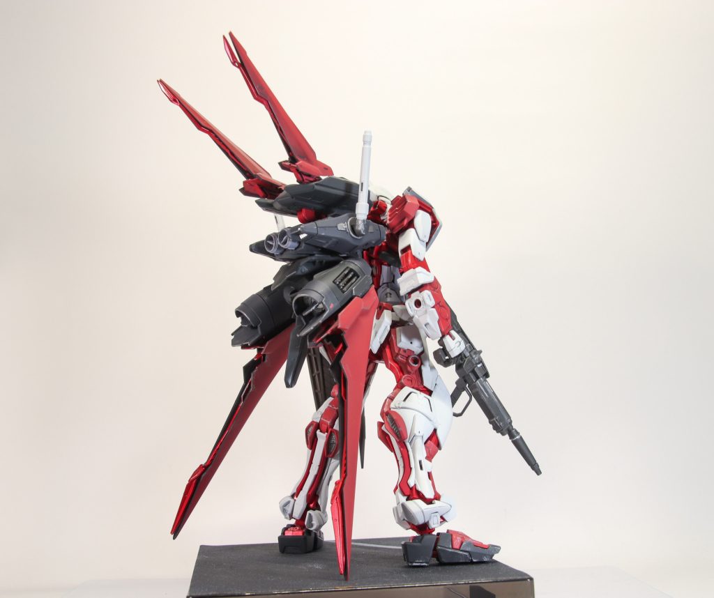 フライトユニットが特に別物ですが設定的にはレッドフレームもほぼ同型なのでMGアレンジと思い生かしてます