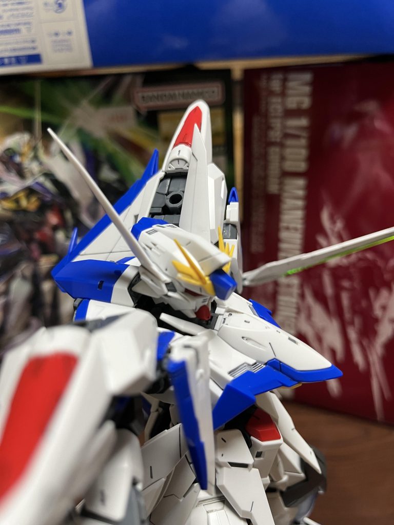 可変するからあまり派手に動かせないのが辛いw撮影前にアンテナが折れて、更に変形確認してたら左脚部の付け根が白化して逝ってしまい、もう変形やポージング出来ません(gundam-kao9)