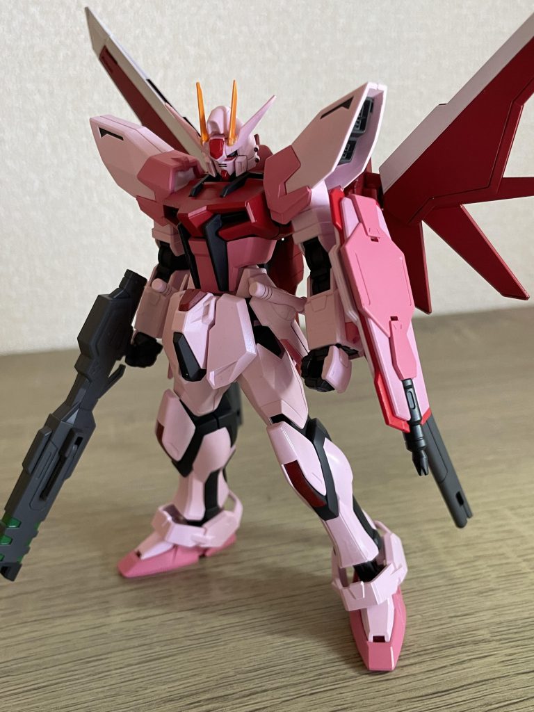 調色する色の割合は、イマイチ不明だったので、ピンクを基本色に、少しずつ混ぜていきました。メインカラーのピンクは割と濃いめな色に調色。それに合わせ、赤も濃いな色で塗っています。