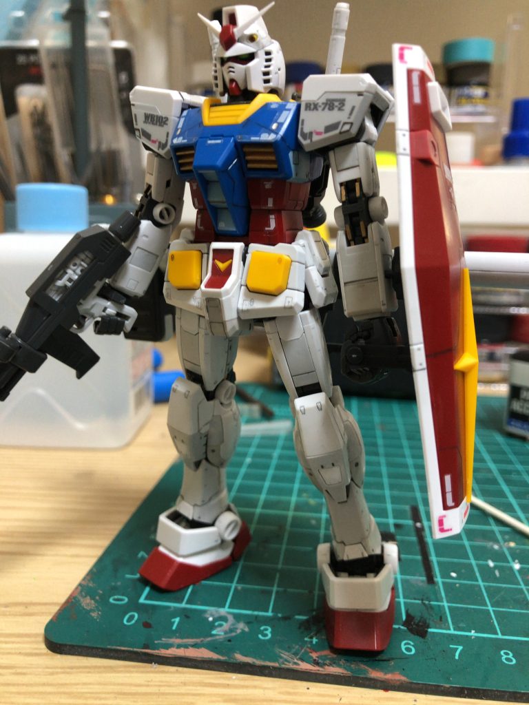 ツインアイは蛍光塗料で筆塗り胸のダクト、関節部はデカールを使用せずに塗りました。