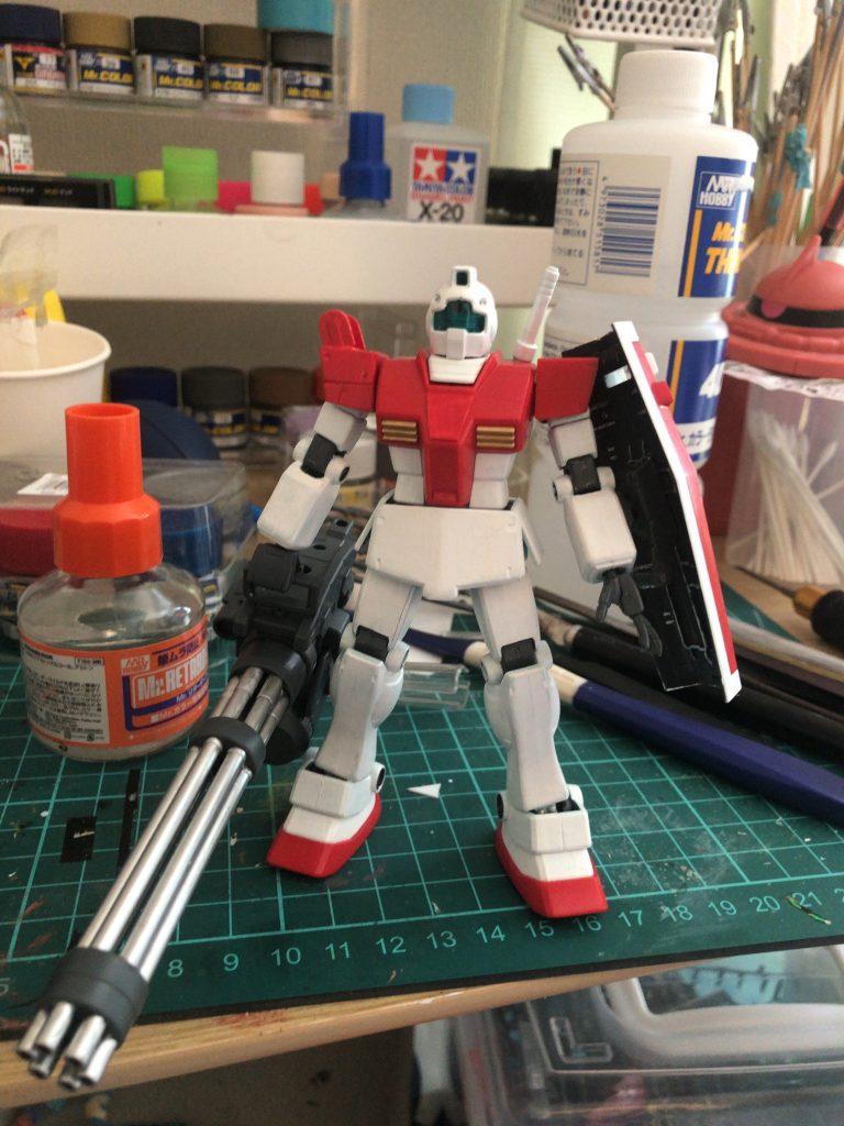 成形色の青白いのが嫌だった為、ガイヤノーツの白サフで塗りました。赤はMr.カラーのサザビーレッド黄色はMr.カラーのゴールドシールド裏、ランドセルはMSファントムグレー