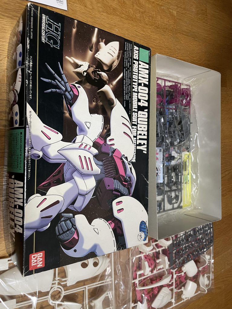 中古で買った古い商品なので、わかりにくいですが、成形色の白がなんだか黄ばんでいました(・_・;なので、下地塗装からの、クルーホワイトを使用し真っ白に。