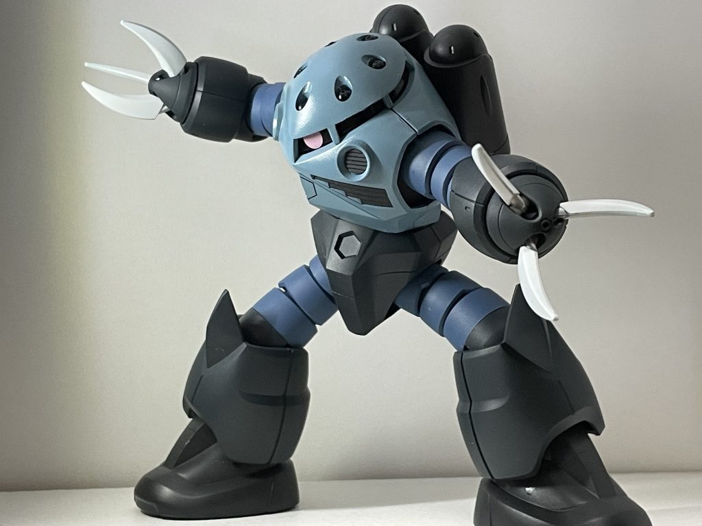 適当にポージング。初期HGですが十分動き、値段を考えたら不満はないです。
