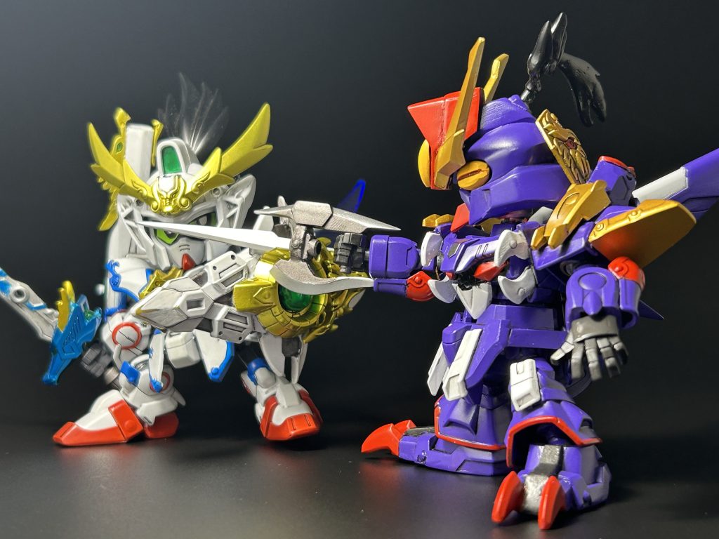 窮奇「ほう、この私の突きを防ぐとは…貴方なかなかの手練れですねぇ」劉雲「この技…まさか劉扇兄さんの⁉︎」窮奇「ああ、たしかそんな名前でしたかねぇ…この体は借り物でしてね、そのうち私のものになるのですよ…」劉雲「なんだと…⁉︎貴様…劉扇兄さんを返せ!」窮奇「お返しするには私を倒す必要がありますが…さぁて、それが貴方に出来ますかねぇ…!」 劉雲との対決…そう、コレがやりたかった! ザンスパインvsセカンドVなんて並び、立体物ではなかなか無いんじゃないでしょうか?ちなみに宿主=劉雲の義理の兄、劉扇(りゅうせん)…という設定です(演者はV2、それ以上の事は考えてません笑)。