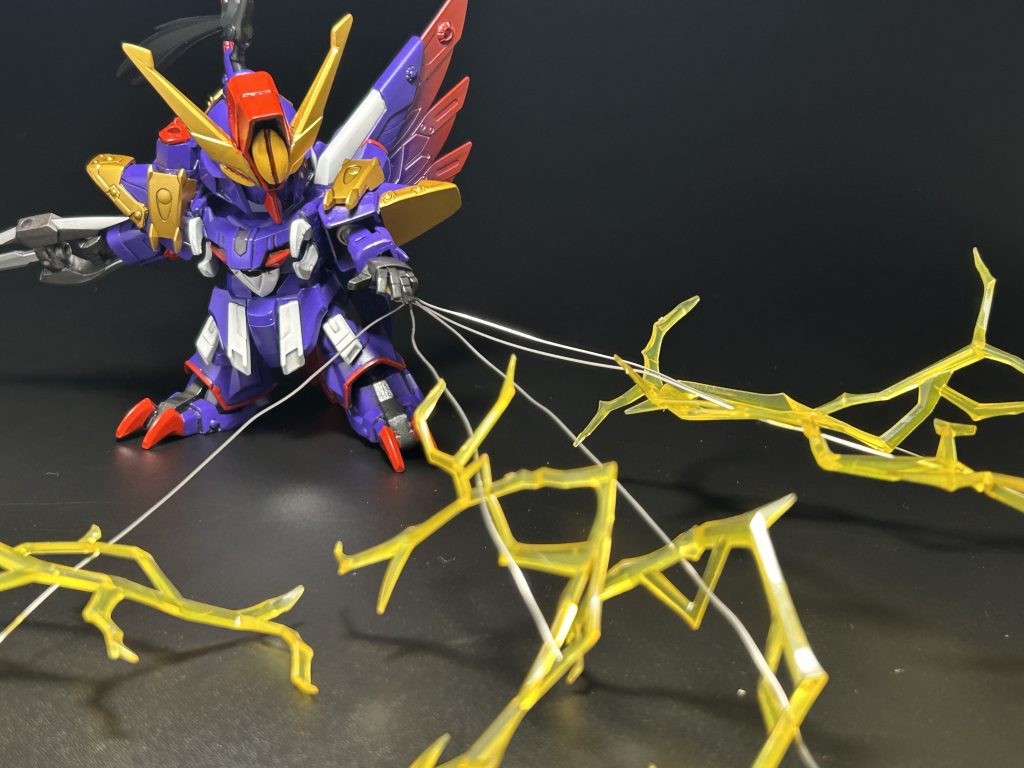 武器②鉄線火(てっせんか)敵を拘束する事を目的とした装備。細い鉄線を射出し絡め取り、さらに電流によって動きを完全に止める。モチーフはビームストリングス、名前は鉄仙花という花から。 材料は100均の細めの針金で、束ねた部分を腕のパーツの隙間に刺して再現してます。ビームストリングスとかいう浪漫溢れる名前ですが、実際はビームじゃなくて電磁ワイヤーっていうね…しかも名前の由来が「電気流してる時に発光してる様がビームっぽいから」っていうね…うん、そのセンス好きだぞザンスカール帝国!