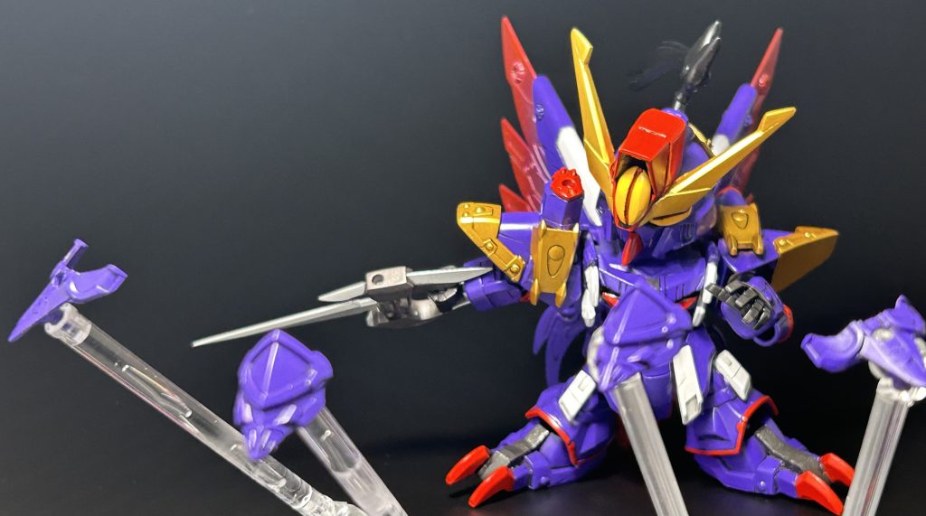 武器③鈴嵐(すずらん)[窮奇]の念じた通りに動く、小型飛行刺突武器(何それ？)。2種の鈴嵐が重なった状態で両肩に装備されている。また、幻術を発動する媒体でもあり、敵の周囲を飛び回りつつ[窮奇]の呪力を散布し、鈴の音の幻聴などで惑わす事も可能。モチーフはティンクルビット(ベルビット)、名前は鈴蘭の花から。 当初は作る予定が無かった武器その①。設定資料にて、ビットが肩の横の突起部分から射出される事を見つけてしまい…急遽似た形状のパーツを見繕い、肩部上の突起の後ろ側に取り付けました。ここから武装の(なるべく)完全再現への道が始まるのだった…(と言うほど武器は多くないですが笑)