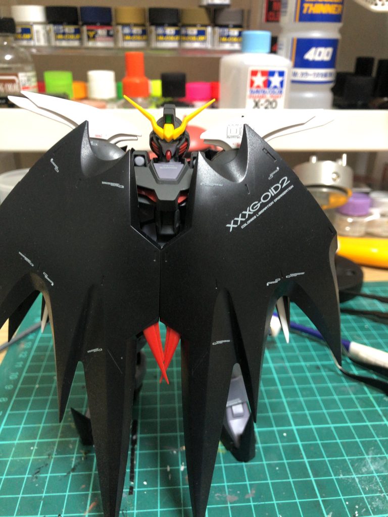 MGのEWシリーズだけかはわからないですがガンダムデカール(擦り付けて定着させるタイプ)がほんと苦手です・・・