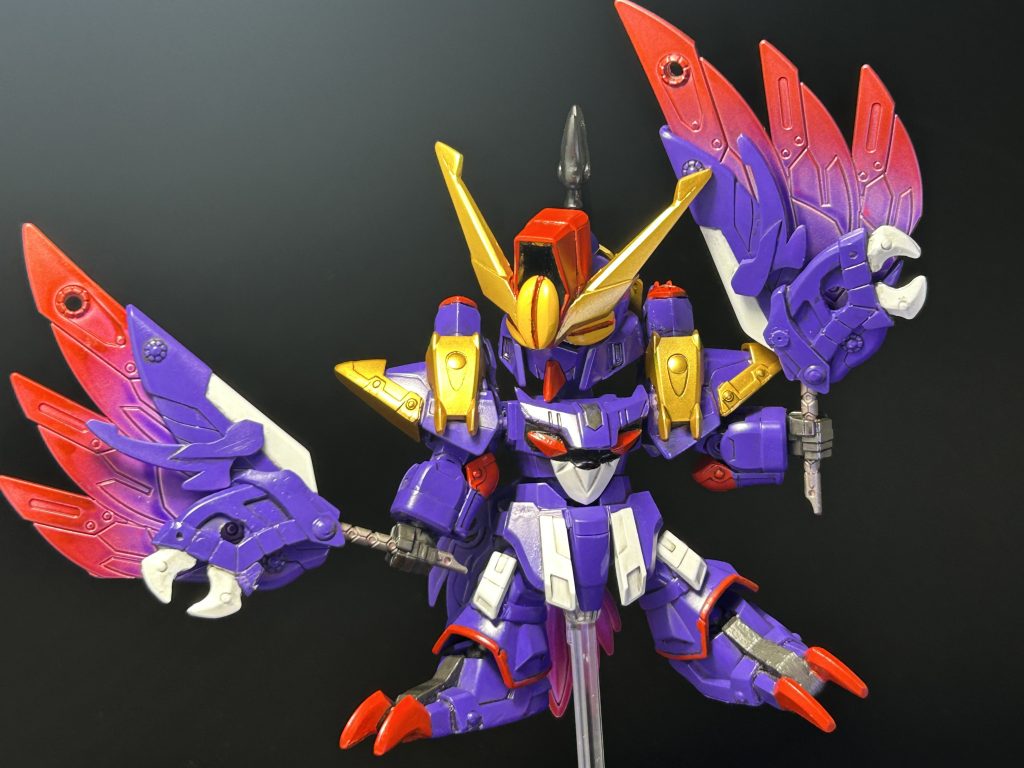 武器⑤鳳扇禍(ほうせんか)背中の翼を取り外して格闘武器として使用する、扇状の装備。一振りで強風を起こしつつ[窮奇]の呪力粒子を大量に撒き散らし、幻視•幻聴などの幻術を広範囲に発生させる。モチーフはビームファン、名前は鳳仙花から。 今回一番ギミックとして悩んだのがこのビームファン。[MDUを取り外して武器として転用可能]、というザンスパインの機能で最も重要な部分で、副産物を武器としていたV2(ウッソのセンスありき)との最大の相違点でもあります。本体との接続方法やら手持ちに変形させる方法やら…説明すると長くなるので割愛しますが、形になった時は嬉しかったですねぇ…