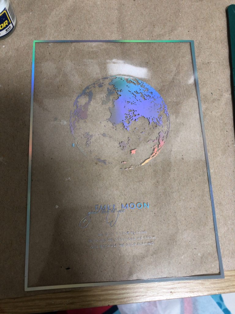 まずはつや消しブラックで全塗装してからホワイトを薄め液でシャバシャバにしたら歯ブラシで弾いて星を再現しました。月が良い物が中々無かった為、苦労しました。