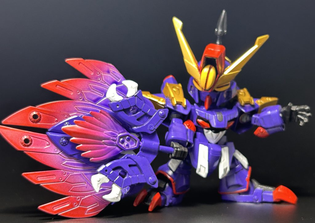 三つの鳳扇禍を合体させ、巨大な扇[大鳳扇禍]に。血の様に赤く禍々しい竜巻を発生させ、敵をズタズタに切り刻む。 こういうBB戦士的な武器合体ギミック、大好物ですハイ。(本来の設定では尻のミノフスキードライブは推進力に使うので外れない…はず) あと、ここまでご覧になって既にお気づきかもですが…各部関節の可動域は割と狭いですwまず膝が曲がりません。肩の引き出し関節も無し(三国伝キットのまま)。一応股関節や二の腕辺りは広げてありますが…三国伝キット以上LGBB以下、といったところですな。