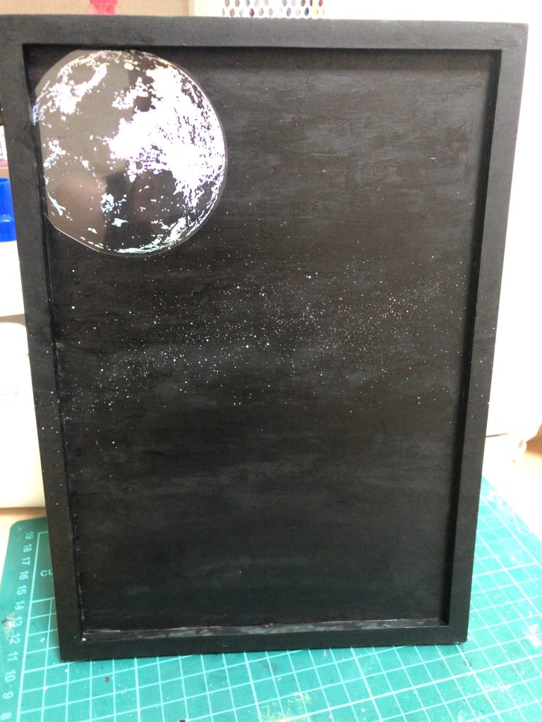 あまりにも寂しかった為、追加で背景を作成しました。材料は全てセリアB5シングルフォトフレームプラ板(厚さ1.0mm)月のクリアカードセット