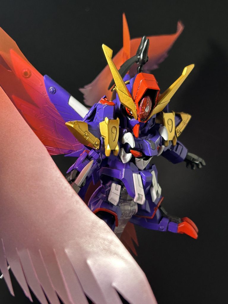 窮奇「蚩尤様に仇なす者は、誰であろうと排除しますよ…この身が崩れ去ろうともね…!」 ということで四凶が一人、窮奇ザンスパインでした!何気にSDでは初の非ガンダムタイプ(だいぶガンダム寄りだけど…)の作品となりました。しかも制作期間が迫っていたのもあって、作風はかなりおとなしめ(非変形、オトモ無し、可動域少な目)。それでも限られた時間の中で、本家の武器を可能な限り再現したり、ギミックを色々考えたり、楽しく作れたので良し! 次は四神最後の一人か、別の四凶が出てくるか…四神伝はまだまだ続きますよ〜(多分) それでは… 次回を待て‼︎(ご覧いただきありがとうございました!)
