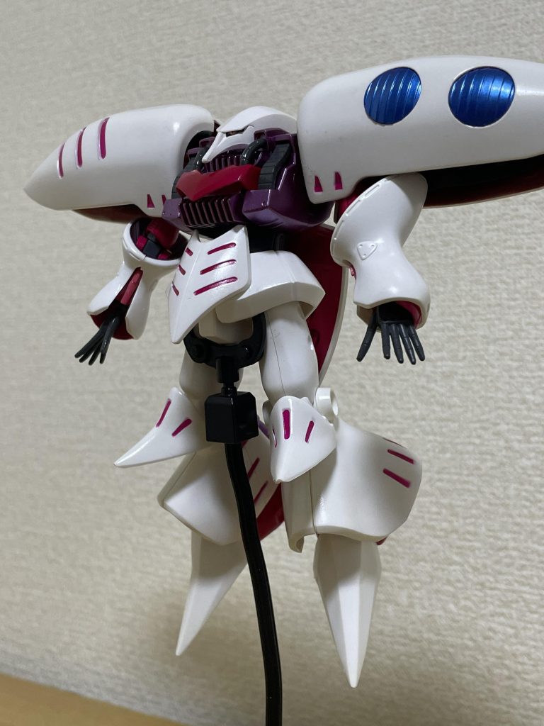 一部メタリック系の塗料を使い塗っています。濃いめなカラーを使い塗っていき、最後にツヤ出しを拭いての完成です。