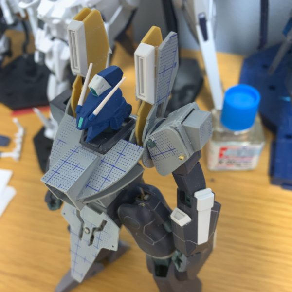 設定画とMG参考mk-Ⅴ続き肩パーツとフロントアーマーの骨組みが完成！肩部ミサイルポットをつけるための肩の開閉ギミックが再現できて満足！腰のサイドアーマーのサイズと形がマジ難しい！全体のプロポーションで一番重要なところが決まらない！大型化してなんとか形にします！（1枚目）