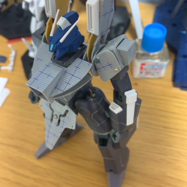 設定画とMG参考mk-Ⅴ続き肩パーツとフロントアーマーの骨組みが完成！肩部ミサイルポットをつけるための肩の開閉ギミックが再現できて満足！腰のサイドアーマーのサイズと形がマジ難しい！全体のプロポーションで一番重要なところが決まらない！大型化してなんとか形にします！（2枚目）