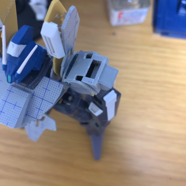 設定画とMG参考mk-Ⅴ続き肩パーツとフロントアーマーの骨組みが完成！肩部ミサイルポットをつけるための肩の開閉ギミックが再現できて満足！腰のサイドアーマーのサイズと形がマジ難しい！全体のプロポーションで一番重要なところが決まらない！大型化してなんとか形にします！（4枚目）