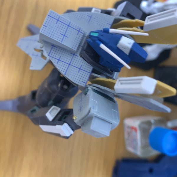 設定画とMG参考mk-Ⅴ続き肩パーツとフロントアーマーの骨組みが完成！肩部ミサイルポットをつけるための肩の開閉ギミックが再現できて満足！腰のサイドアーマーのサイズと形がマジ難しい！全体のプロポーションで一番重要なところが決まらない！大型化してなんとか形にします！（3枚目）