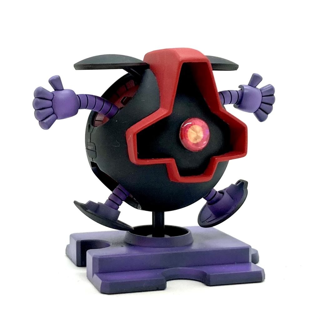 いかがでしょう🤔?いつもはハロに穴を開けるカタチで表現することが多い“目”を、今回はプラ板等で“盛って作りました。モノアイは内部にネオジム磁石を仕込んで可動できるようにしてあります。赤い部分は最初、もっと落ち着いた色あいだったんですが、息子くんに「赤が暗すぎない?」とダメ出しをくらったので塗り直しました😵