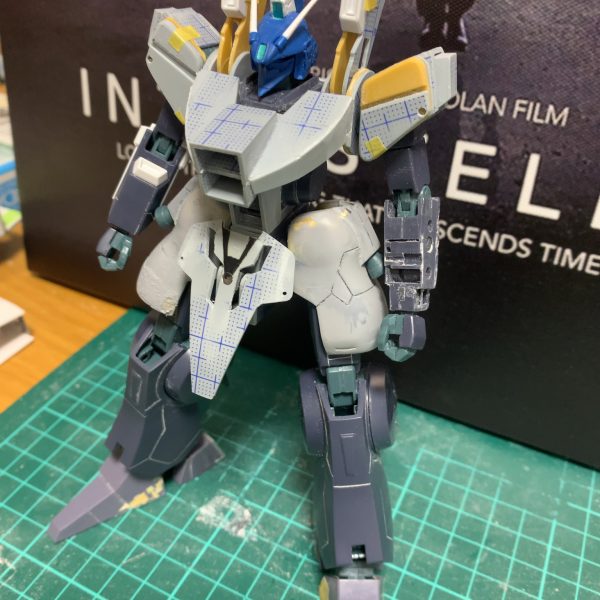 サイドアーマーをひとまわり大型化してみたところ、全体がまとまってきました。バックパックのサーベルとインコムどうしよう、サーベルはスクラッチしてもいいけど、インコムはなぁ展開ギミックもつけるとなると時間かかるし、シルヴァバレト買ってぶんどってくるにも売ってねえしどうしたものか？（2枚目）