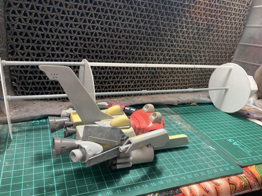 3年前、ゼーゴック本体を作る過程でスタンドを用意しなくてはと思い立ちました。足がない機体ですからね。そう思った瞬間、既に行動に移っていたそうです。怖いですね。