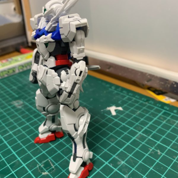 昨日の続きです。rgエクシアにhgエクシア用アストレア改造キットを合体させてrgアストレアを作りました。パーツの互換性はほぼなく改造が面倒くさかったです。背面のGNドライブをコーンスラスターのままにするのか、スリースラスターにするのか迷う（2枚目）