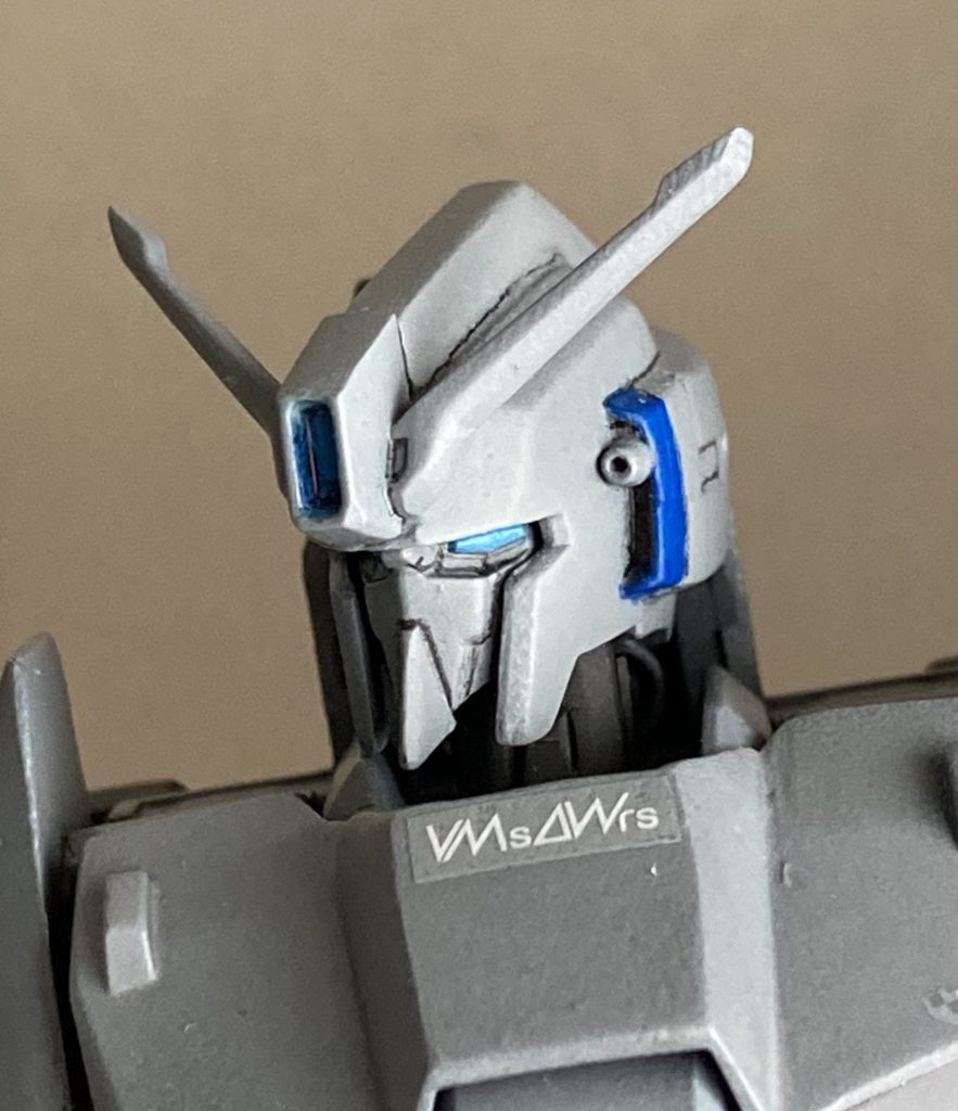 もういっちょ頭部ドアップ。表面処理と塗装の荒さが目立つわ。。。こちらもモデグラ作例の改造方法を踏襲して顔面小型化など行いました。閲覧の際にはわざと遠目で見てやってください。