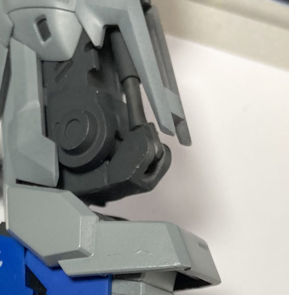 脚部シリンダーは伸び縮みできるように改造しました。が、大変だったわりに足の稼働範囲が狭いので伸び縮みがわかりにくい。悲しい。