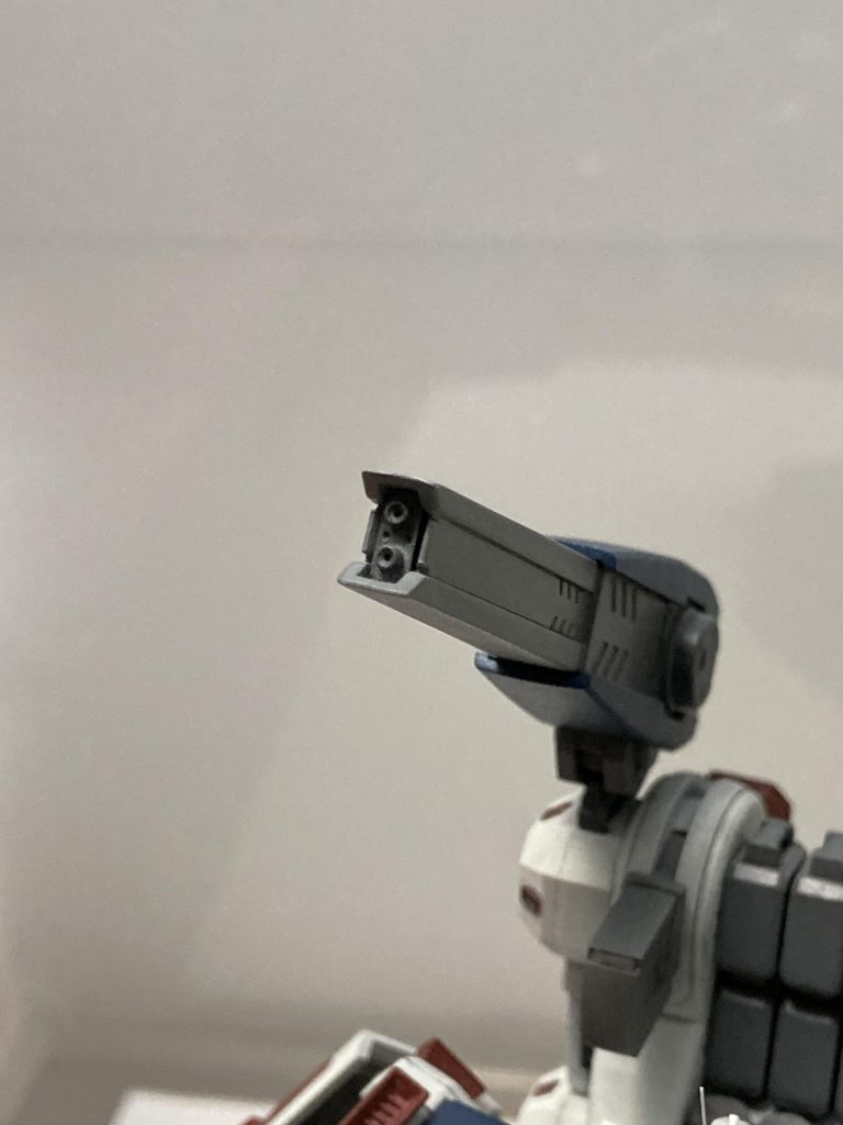 小改造ポイント2はこちらのビームキャノン？の穴あけ。