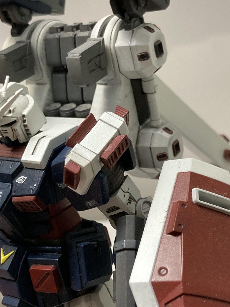 改造ではありませんが、小さい赤色のスラスターを2つほど紛失してしまったので泣く泣くそれっぽいのを自作しました。