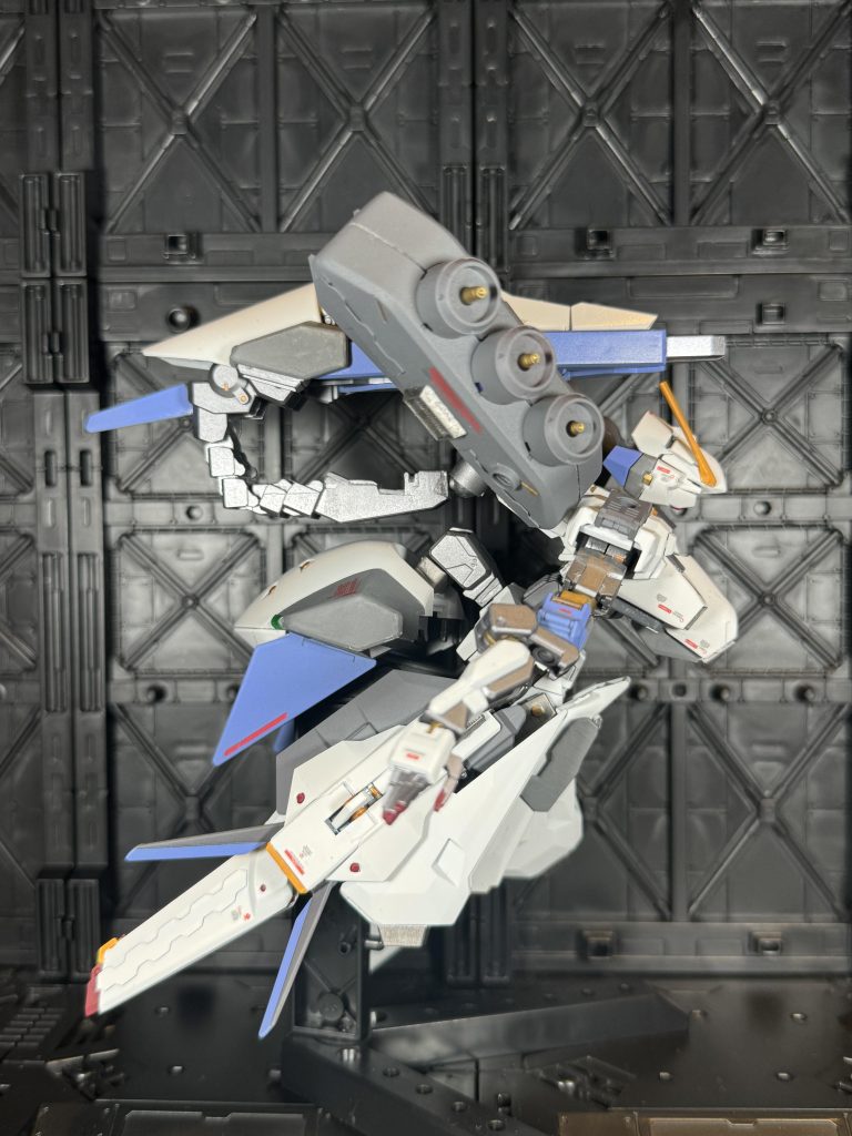 別のミキシングで余っていたMGサザビーのファンネルを背負わせて、ファンネル小型化の研究段階という設定