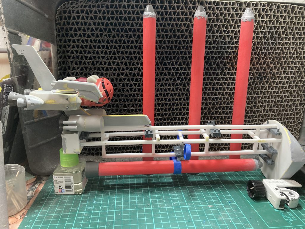 初めての試み。素材集めも一苦労したものです。基本的にはプラ板プラ棒パテによる構成。関節部にはKPS製の関節を用いてヘタレて来たら交換できるような設計にしてあります。大型ミサイルの素材はおもちゃの吹き矢から。これを見つけていなければ夢の大型ミサイルは実現できなかったでしょう。