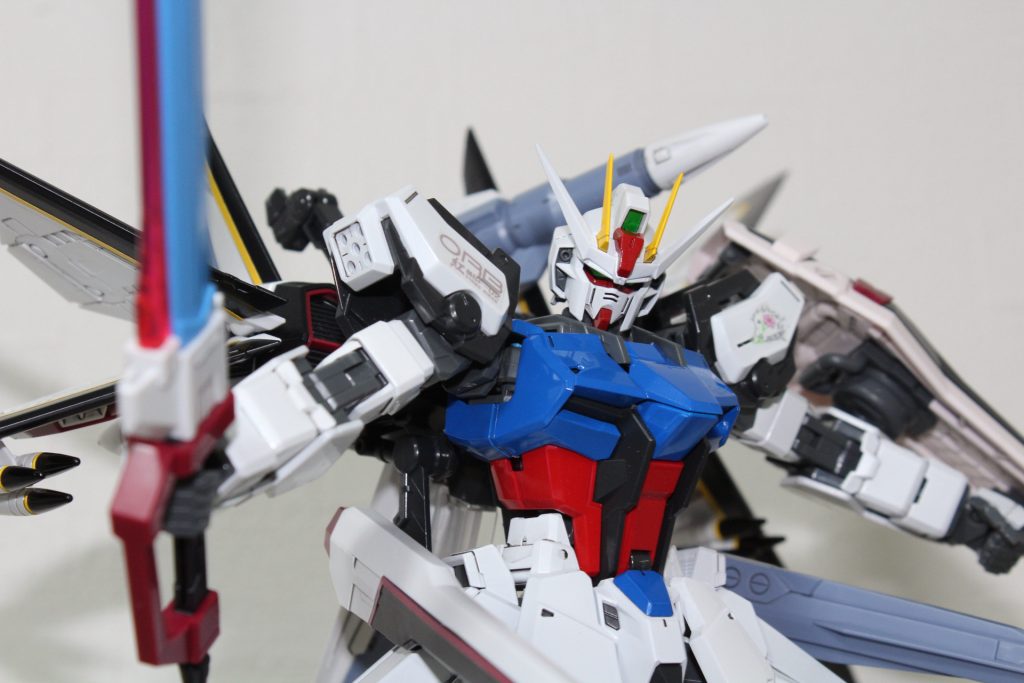 ABSのパーツは怖いので塗装してないんですが、案外誤魔化せるなーと思いました。光沢で塗装するとSEEDらしい質感が出て良いです。盾だけPS装甲じゃないのでルージュのままなの良いですよね。ちなみにセンサーもちゃんとルージュに合わせて緑です。