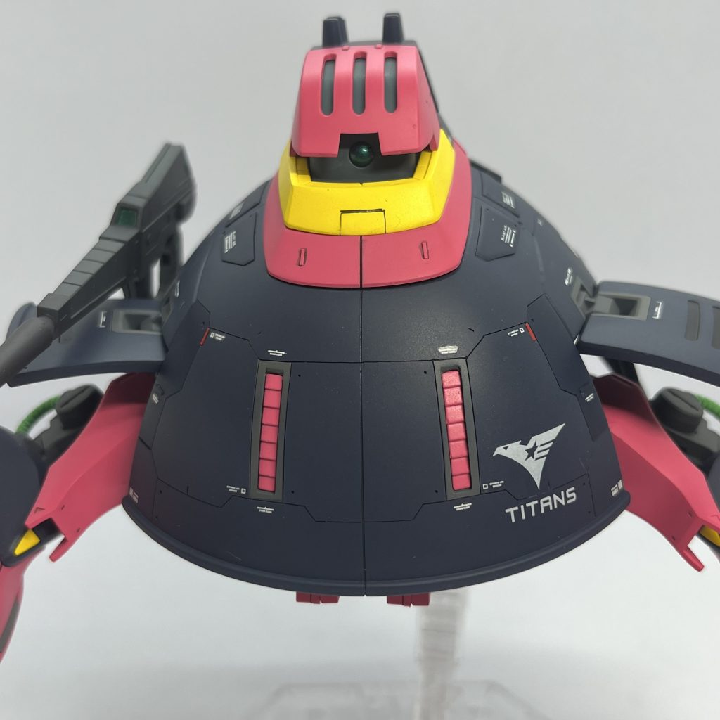 正面から。スカート周りの紺色は2色に塗り分け、アクセントに一部グレーにしました。