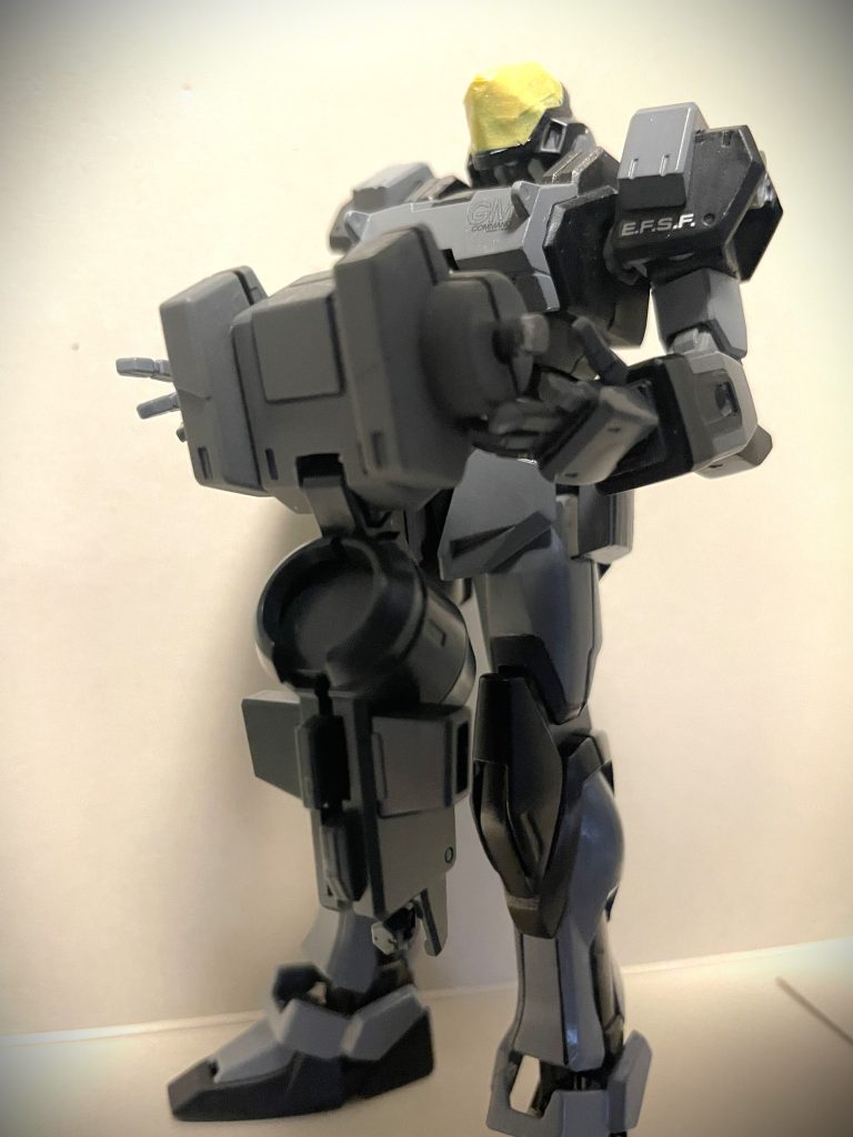 GNドライブ、マッチングクリア(リボンズ) Ez-SRのレドームをそのまま付けるだけじゃ芸が無いなと思ったので、マウンテンサイクルから出土した遺物・ケルディムガンダムサーガのGNドライブをくっつけました。少しの加工でマッチングクリア出来ました。 OOの舞台は我々が生きる西暦の延長ですし、宇宙世紀も西暦の遥かな延長なので、“過去の技術”として転用OKだろって判断しました。責任は私に有ります。GNドライブという過去の遺物が、宇宙世紀の世界にオーパーツとして蘇りを果たしたのです。