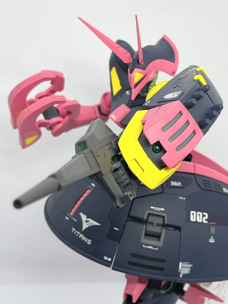 射撃ショット。ビームライフルは2色で塗り分けました。