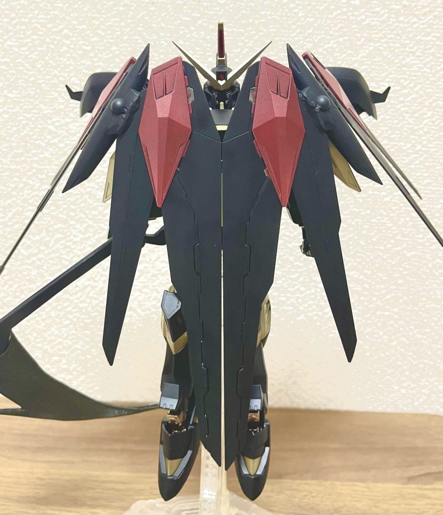 羽を展開した状態です。赤くしている部分がフォビドゥンみたいにビームを湾曲させて被弾を回避させる機能を搭載してます。マスターと言いましたが、ちょっとウイングゼロカスタムみたいに見えますねw