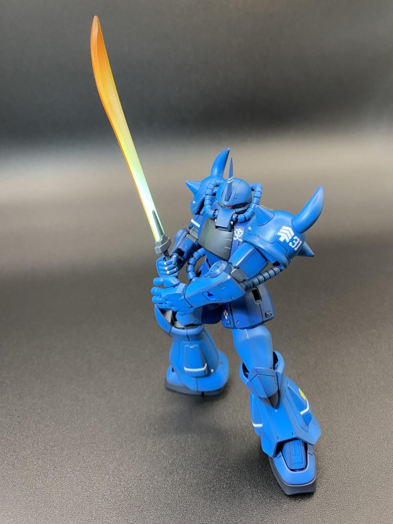 ヒートサーベルは、付属のままだと迫力に欠けると思い、思い切って発光塗装をしてみました。これは最初に#800番のスポンジヤスリで塗装の食い付きを慣らした後、クールホワイトでグラデーション、そのボカシラインに蛍光イエローで調整して、最後に光沢クリアーでトップコートの順番で塗装しました。