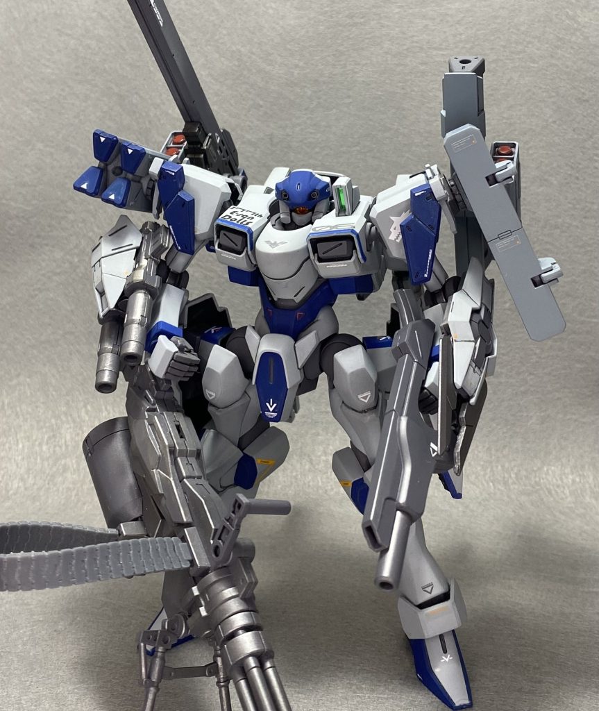 太腿正面のハードポイントを側面へ移し、マンロディの膝を移植。パイロットのアリス・ノックス大尉は中近距離戦を得意としているため、ガトリングを始め30mmのオプションパーツやジャンクで武装マシマシにしています。