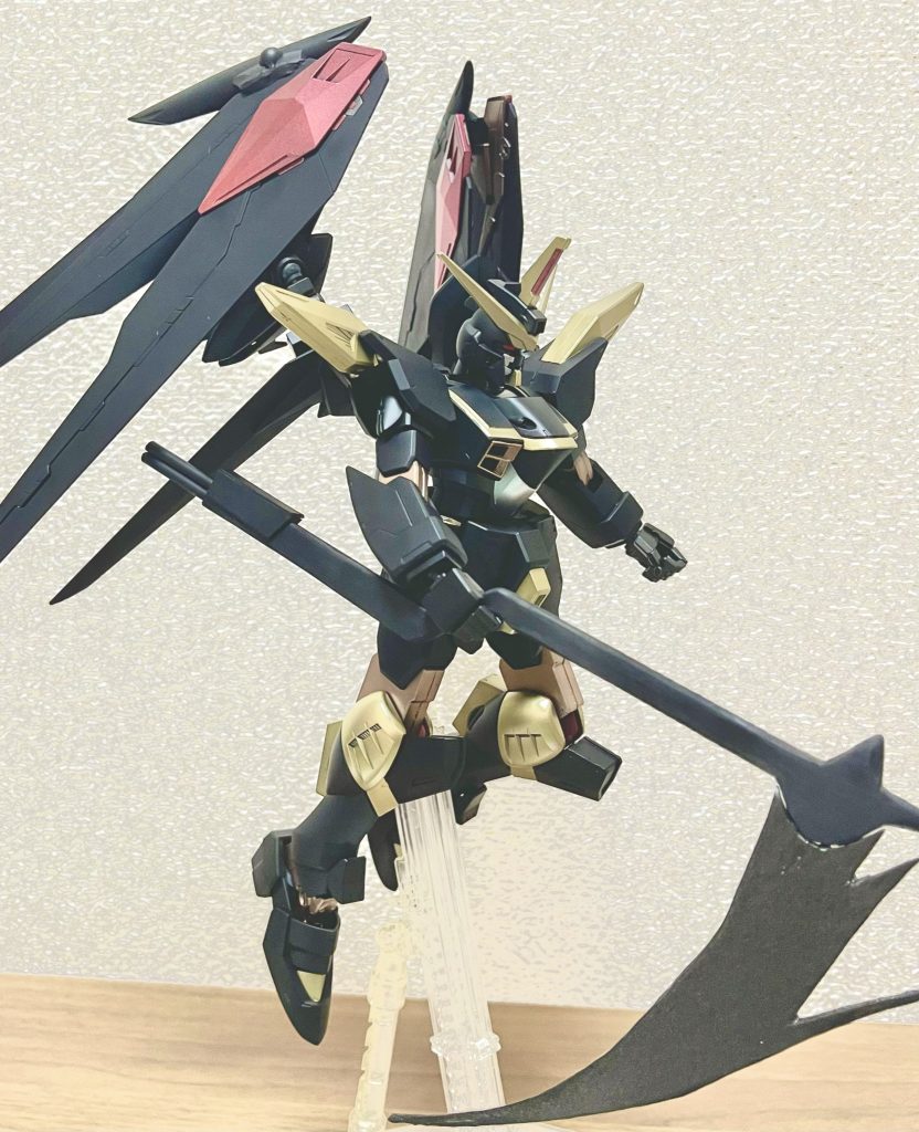 本体はジャスティスでバックパックをフリーダムにしてます。本体は特にいじっておらず、バックパックの羽をマスターガンダムみたいに展開出来るようにしています。あとは武装でショットガンと大鎌を一体化させた物を持たせてます。これはプラ板で作成してます。