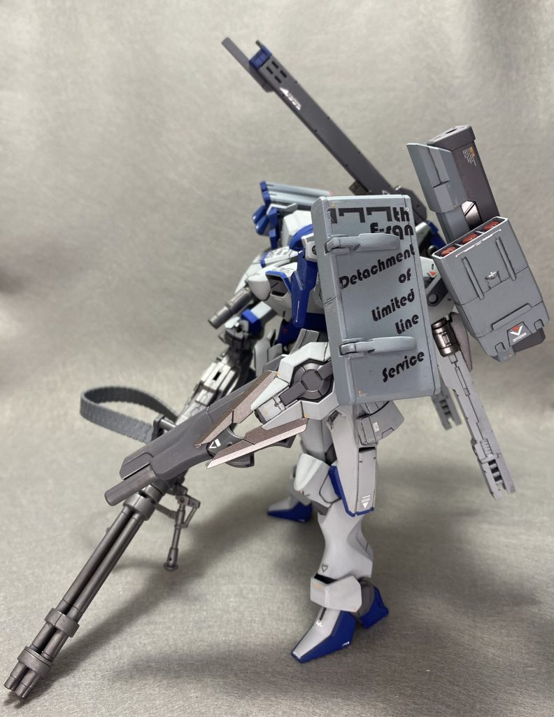 左肩のミサイルポッドと右胸には所属する部隊名のマーキングを自作プリントデカールで貼り付け。