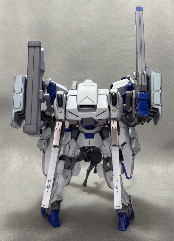 背面はひたすらに武器マシマシ。奇跡的に自立できてます。太腿のハードポイントにはウェポンラックを兼ねたアーマーを装備。