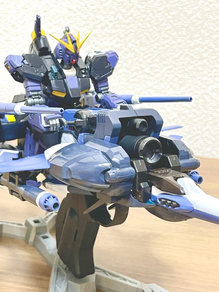 搭乗モードです。配色は元ネタを参考にして塗装してます。途中でエアブラシが逝ってしまうハプニングありまして、7割くらいを筆塗りしてます。筆塗り難いですね😅エアブラシ逝った時は期限内投稿は無理やなーと諦めモードでしたが、少し時間経って筆塗りワンチャンあるなぁと思い100圴で数本筆を購入。ひたすら塗りましてなんとか間に合わせる事ができました。しかし、筆塗り慣れてないのでムラ有りまくりで何ともな仕上がりです。