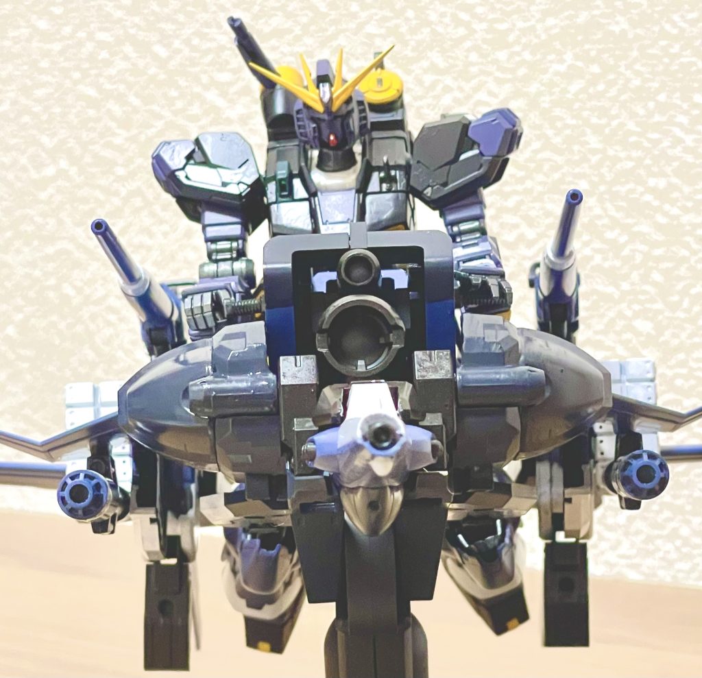 フルインパクトキャノン!BWSの先端のビーム砲1門と羽のところにビームバズーカ2門、背後の初期ガンタンクのバズーカ2門、アルファタンゴのビームバズーカ2門を同時に発射する最終兵器。