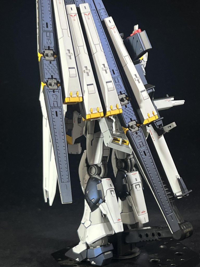 ガイアノーツプリズムブルーブラックで黒部分は塗装しました