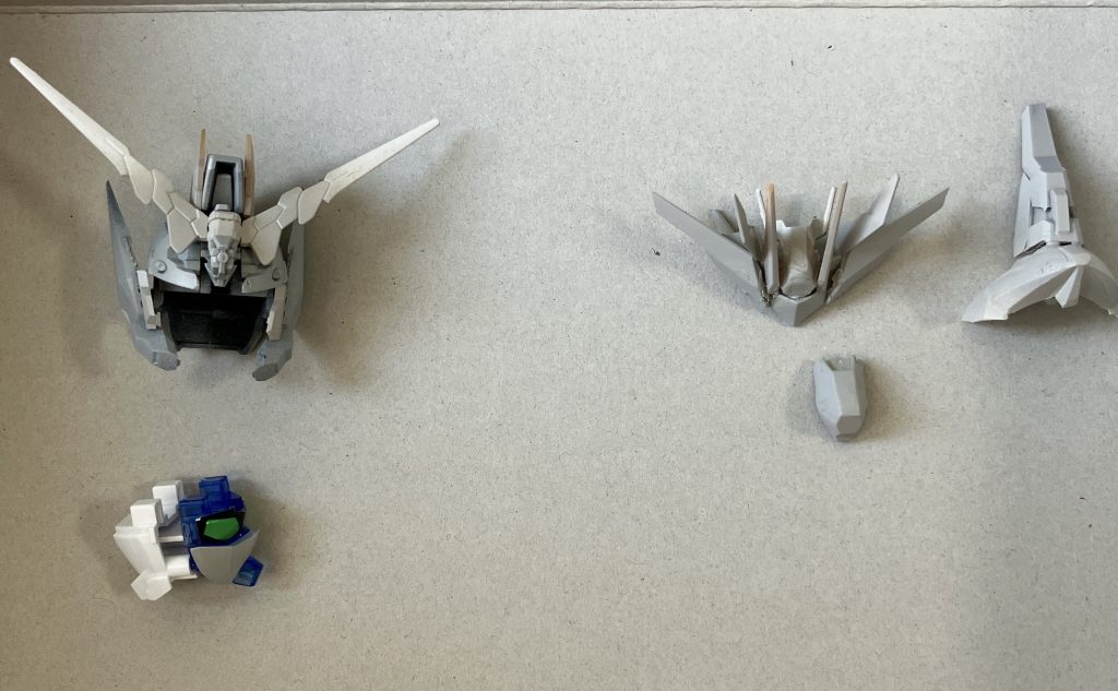 頭内部の構造です。ユニコーンの変形機構にくわえ、アンテナ基部パーツの差し替えにより変形を実現しました。