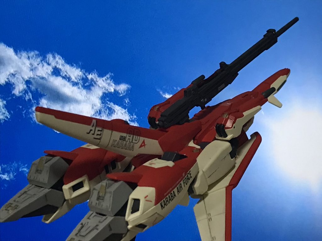 塗装すると一体感がでて違和感がなくなりました。テスト機イメージカラーは鮮やかで好きです。敵にも見つかりやすそうだけど。