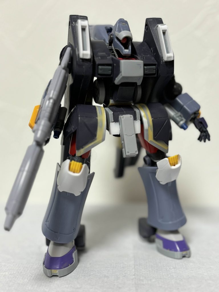 だいたい完成系の状態。言い忘れていましたが膝の装甲はHGガンダムエアリアルの太ももパーツを使い、股間の突起、腰回りもビルダーズパーツを使ってディテール変更しています。