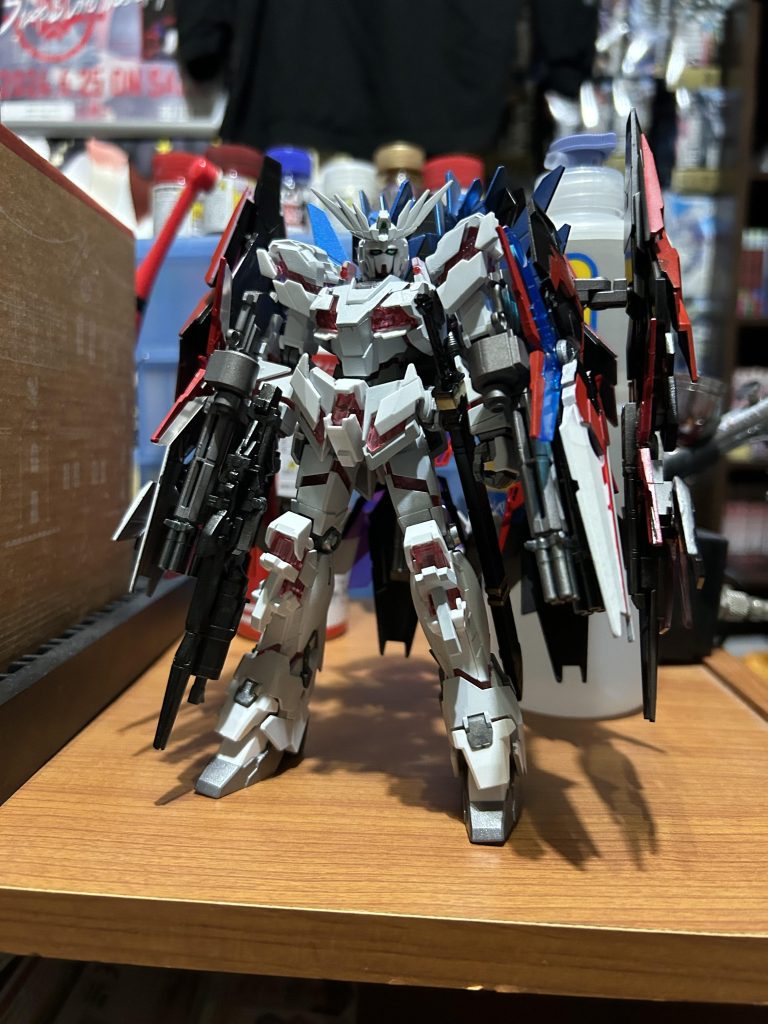 シールド部のサイコフレームは各メンバーの好きな色をチョイス、各メンバーの衣装を模した形でシールドは塗装してます。