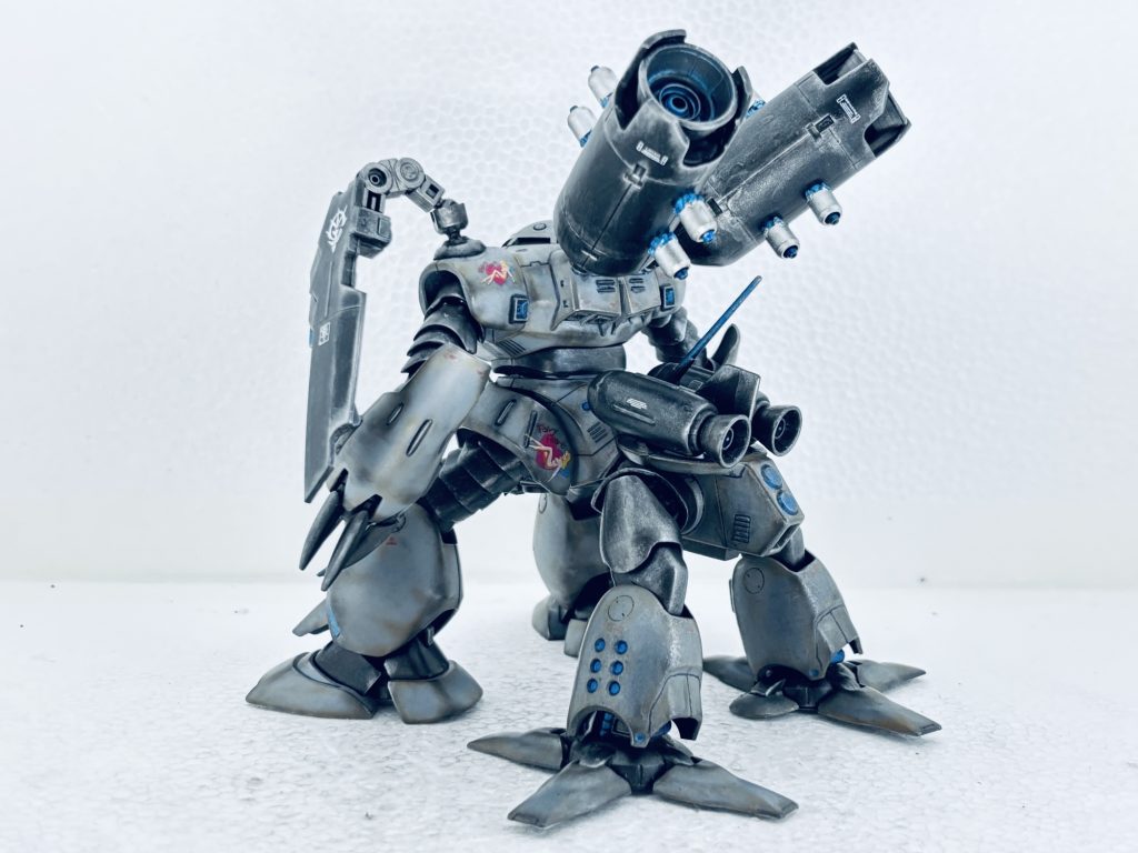 両肩に余っていたPCジョイントを埋め込み、右肩にはボールのバズーカをレールガン設定で取付、左肩にはジェスタキャノン余剰シールドをアーム接続しました。